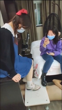 瑟颖-大姐姐教小姐姐踩踏足交