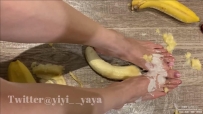 依依丫丫-踩踏香蕉喂M男舔脚