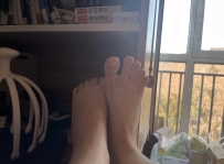 16岁初三小女友的嫩脚