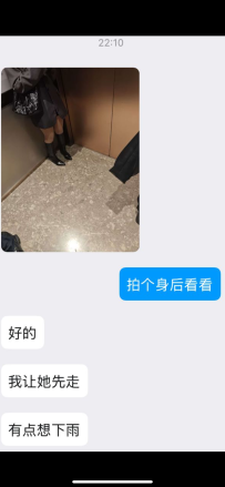 骚妻新年第一次和单男线下舔脚