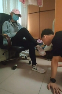 瑟颖-鸭舌帽女生休闲踩踏鸡巴