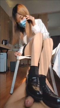 瑟颖-可爱女孩皮鞋搓