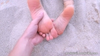 prettyevil-Public Footjob on a Beach