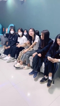 精神小妹全班女学生一起调教