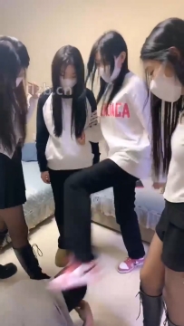 精神小妹们多人踩踏羞辱